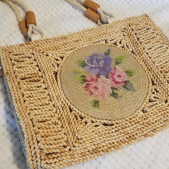 Vintage Handbags - Vintage Heiress straw woven tan shoulder floral bag wn